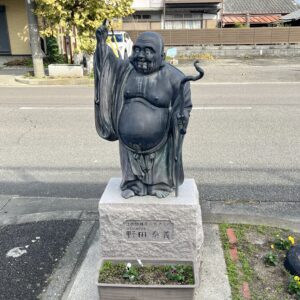 西口プラタナス通り　布袋ロード