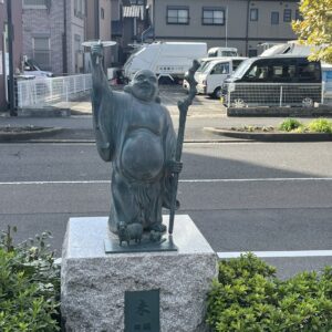 西口プラタナス通り　布袋ロード