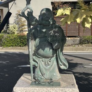 西口プラタナス通り　布袋ロード