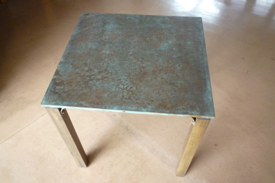 ブロンズ製のテーブル